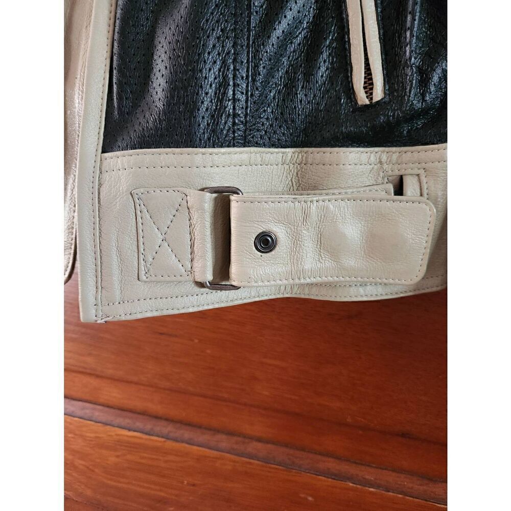 Harley-Davidson small cream and black leather jacket. Measures approx Length 23" - Picture 12 of 15